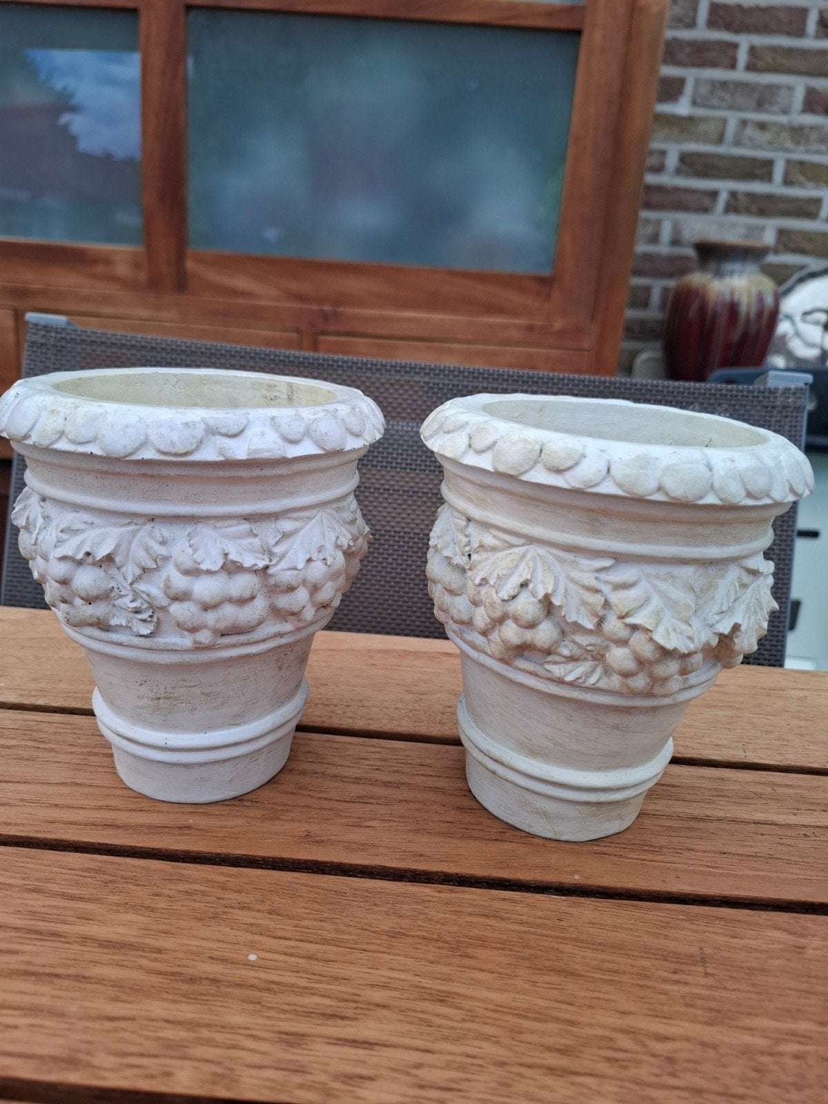 2 barok stenen bloempotjes, Ophalen
