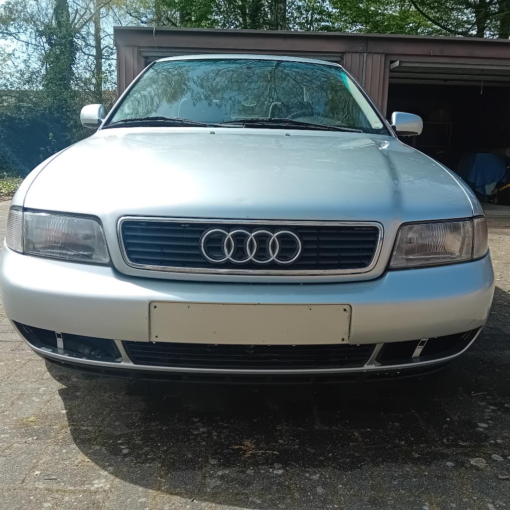 Audi A4 B6 1.9 TDI '96 Automaat voor export/onderdelen, 4 zetels, Stof, 170 g/km, A4