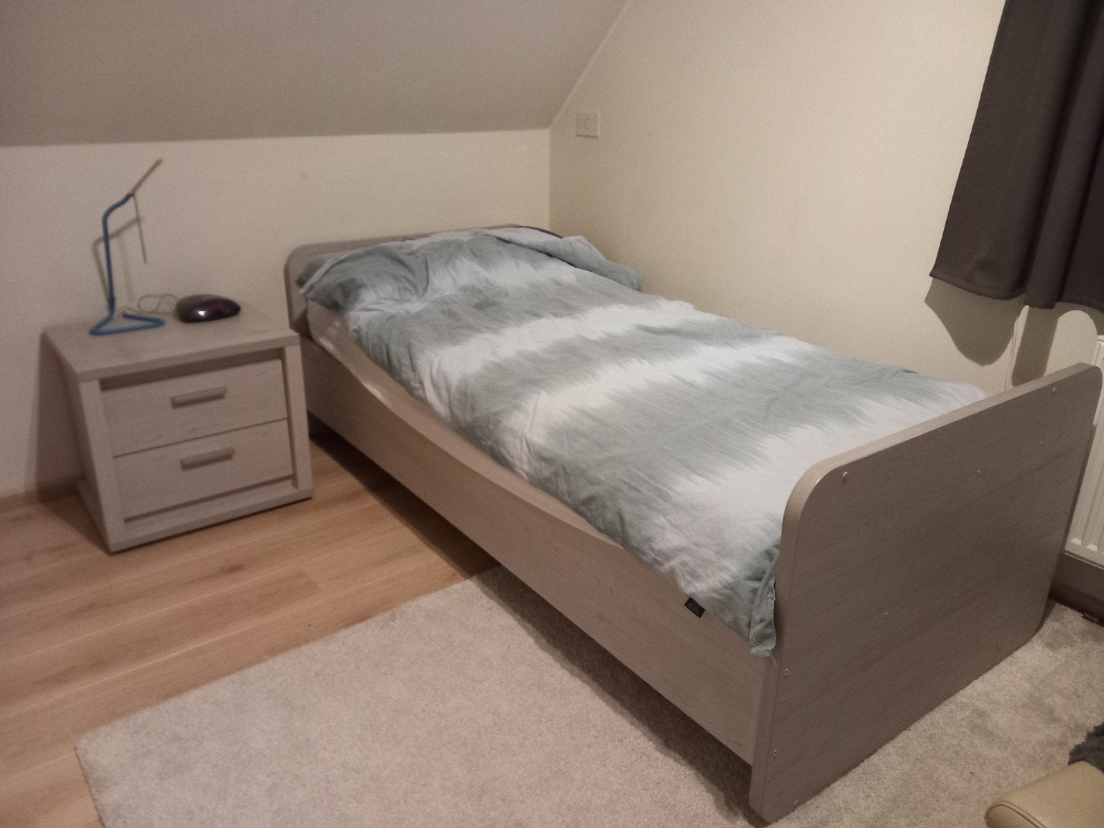 complete, degelijke eenpersoonskamer, lichtgrijs eiklook,, Huis en Inrichting, Slaapkamer | Complete slaapkamers, Ophalen, Zo goed als nieuw