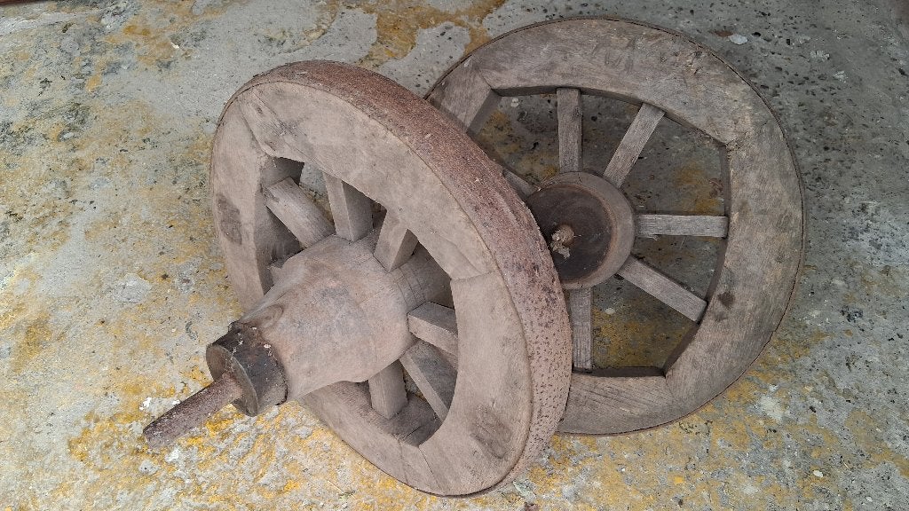 Houten kruiwagen wiel, Ophalen