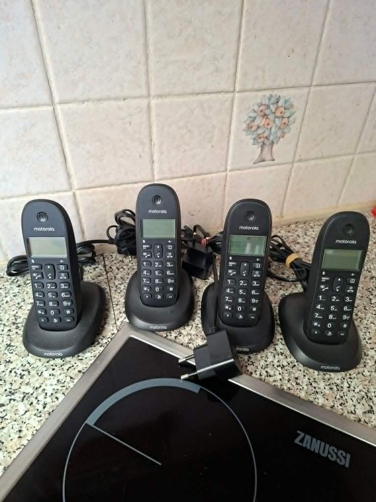 Set de 4 téléphones sans fils avec bases, Telecommunicatie, Vaste telefoons | Handsets en Draadloos, Ophalen of Verzenden, Zo goed als nieuw