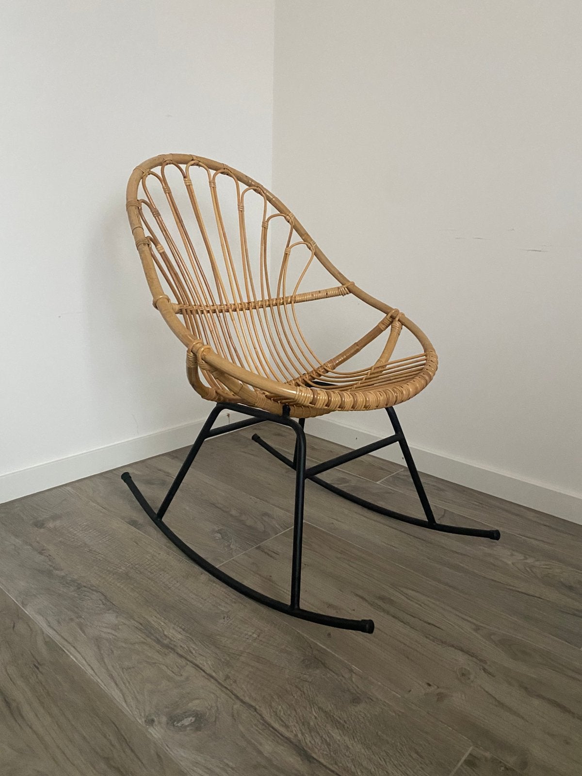Rotan schommelstoel, Huis en Inrichting, Ophalen, Bruin, Riet of Rotan, Zo goed als nieuw