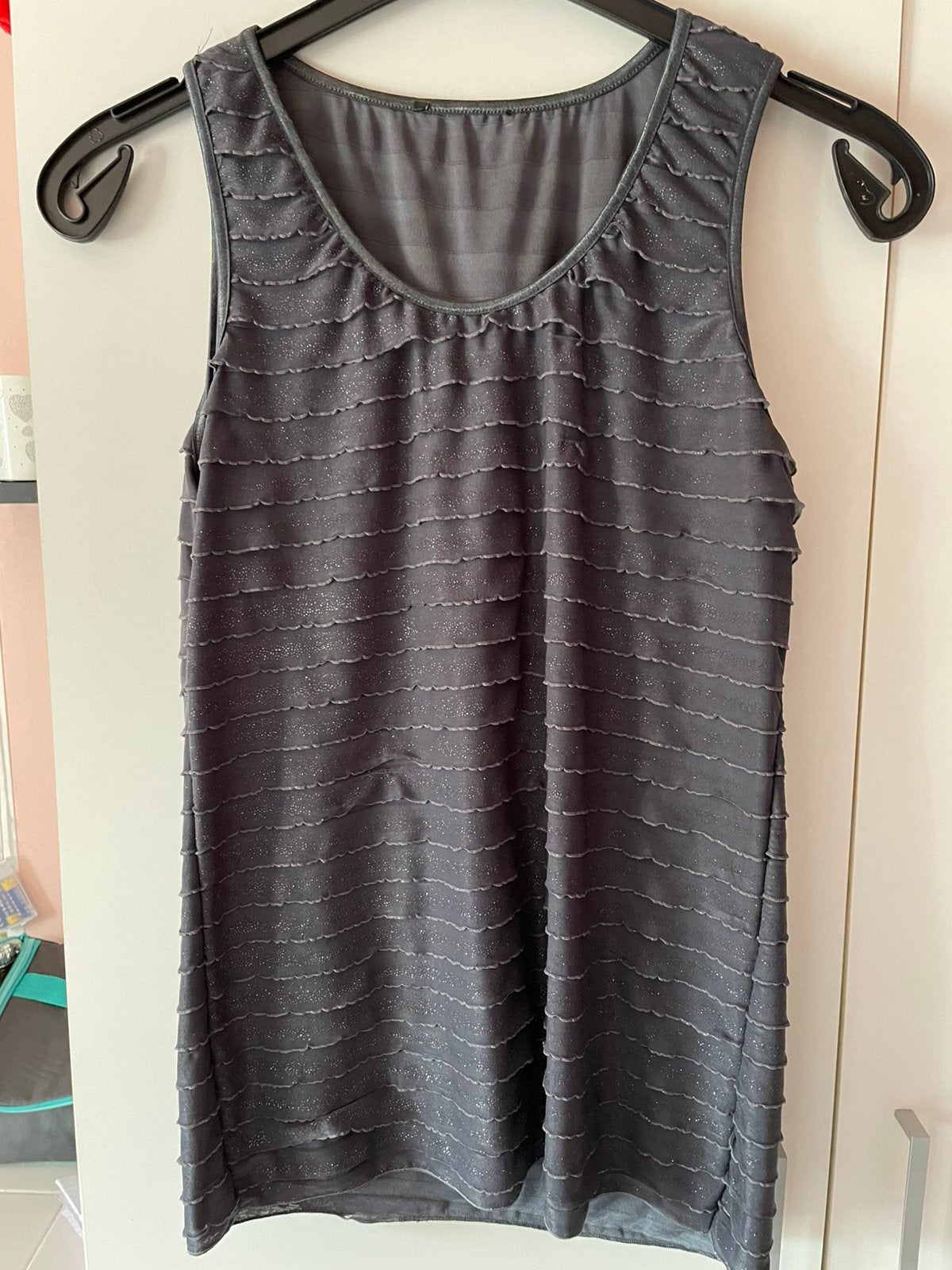 Top gris froufrou paillete, Envoi, Comme neuf, Gris