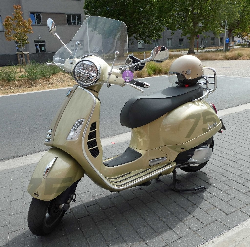 Vespa 300 GTS 75th anniversary, Scooter, 300 cc, Gebruikt, Particulier