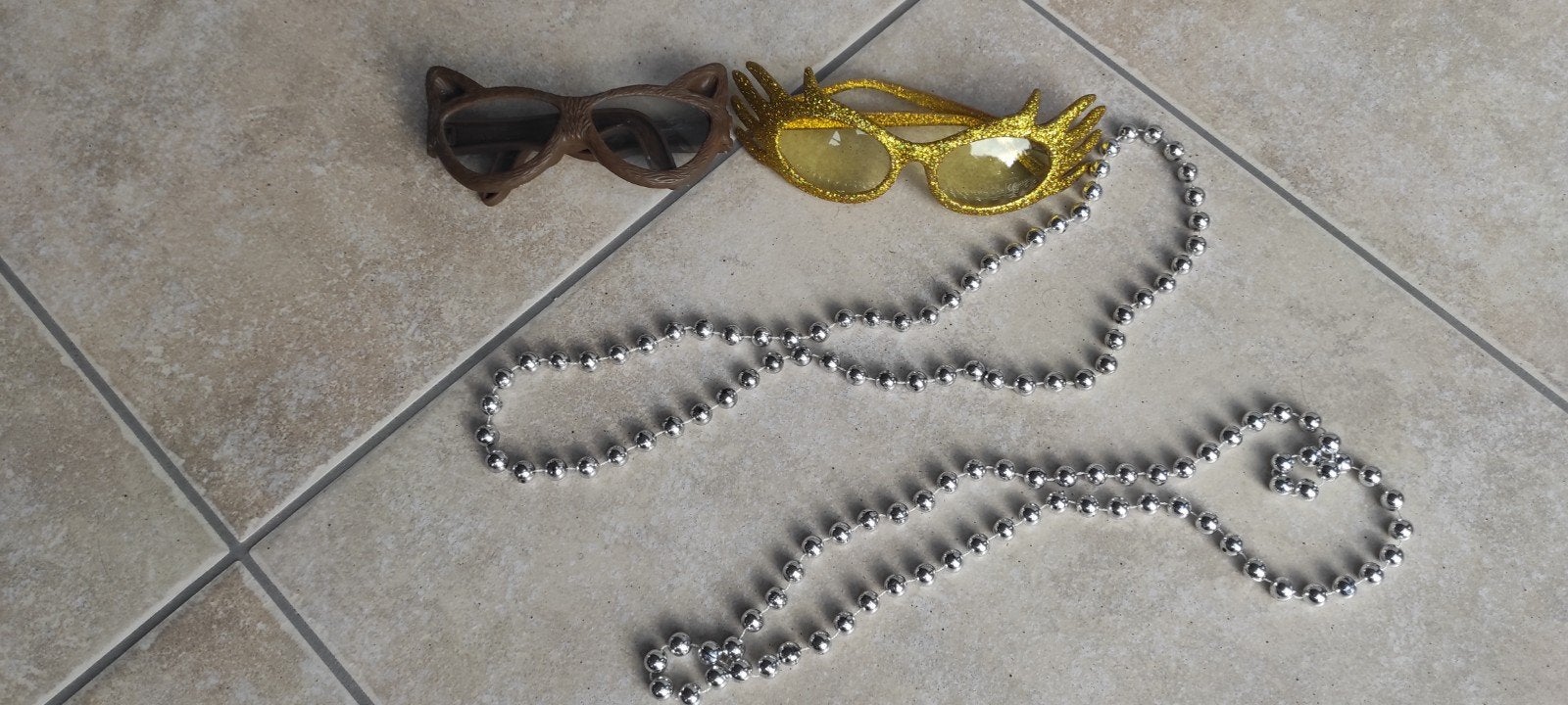 4 verkleed accessoires: 2 brillen en 2 halssnoeren., Ophalen of Verzenden