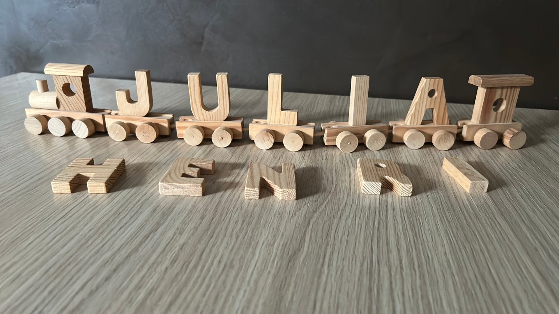 Houten trein met namen Julia en Henri, Enlèvement, Comme neuf