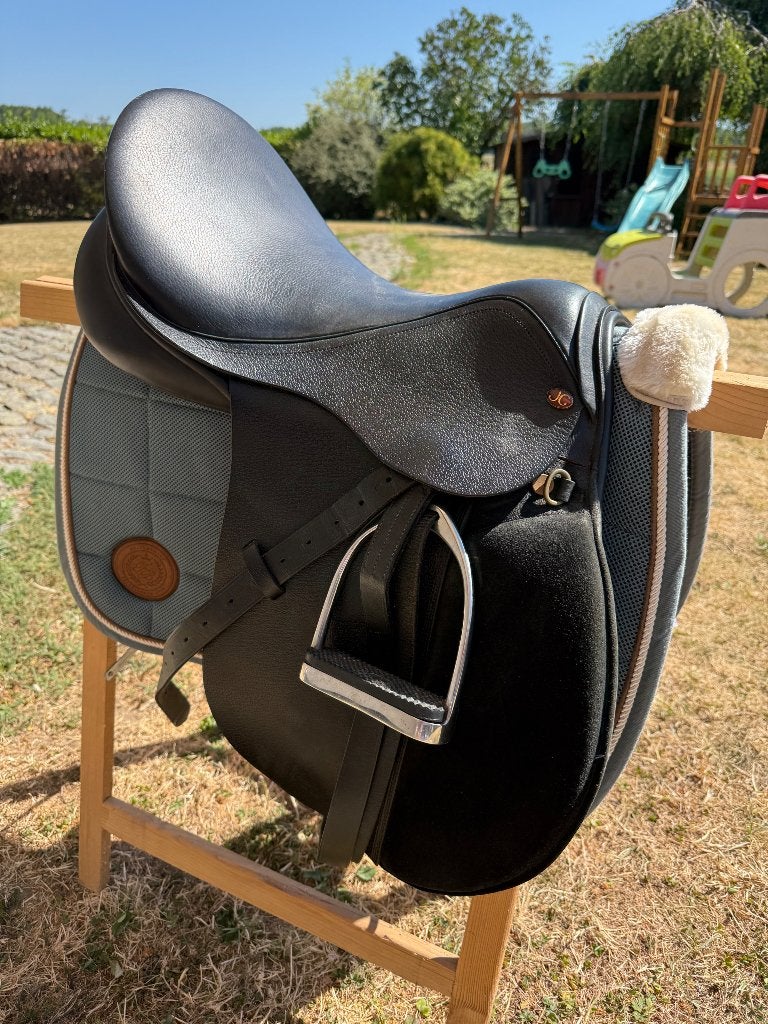 Selle 17’’ Jorge Canaves + tapis + sangle, Polyvalence, Comme neuf, Enlèvement, Étriers inclus