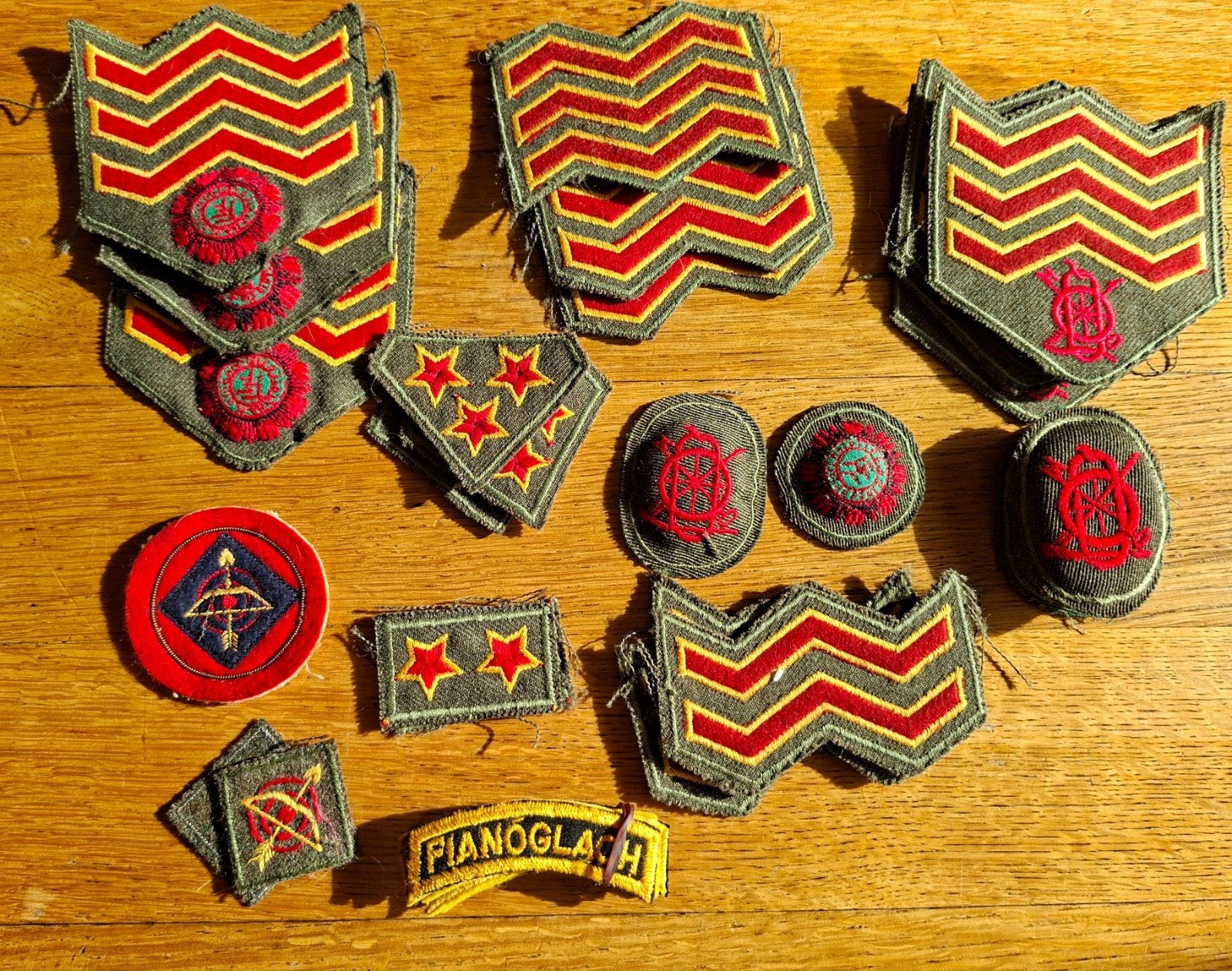 Insignes van het Ierse leger uit de jaren 80, Verzamelen, Ophalen of Verzenden