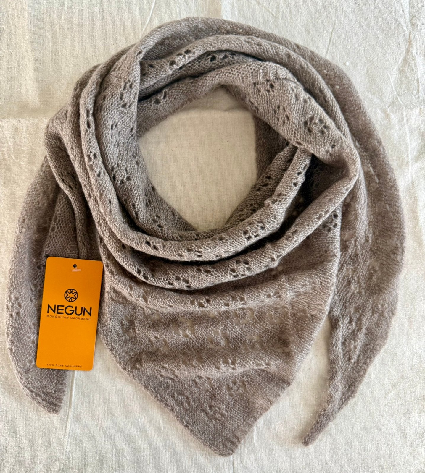 A triangular scarf made from 100% cashmere, Kleding | Dames, Mutsen, Sjaals en Handschoenen, Ophalen of Verzenden, Nieuw, Maat 36 (S)
