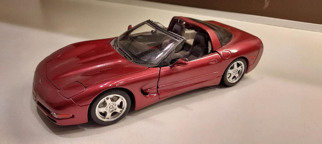 miniatuurauto Chevrolet Corvette, 1/18, Envoi, Comme neuf, Voiture