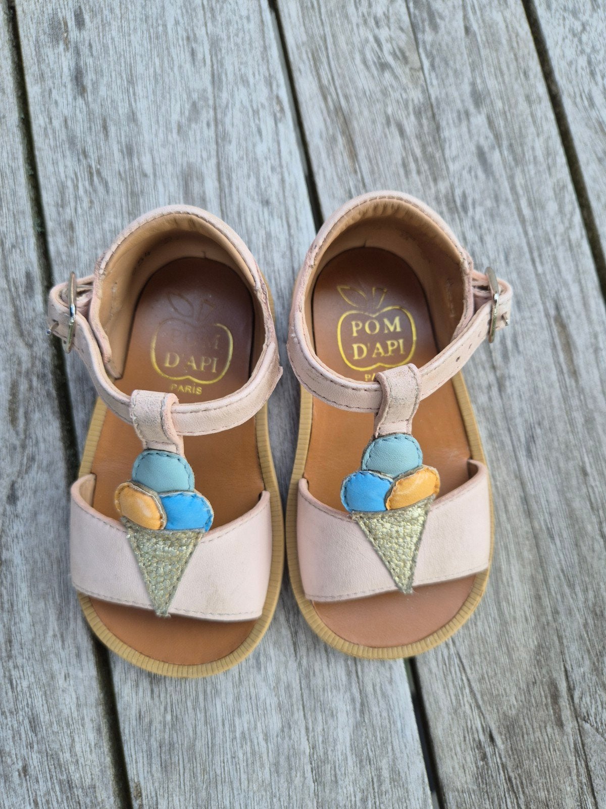 Sandalen Pom d'Api ijsjes, Enlèvement
