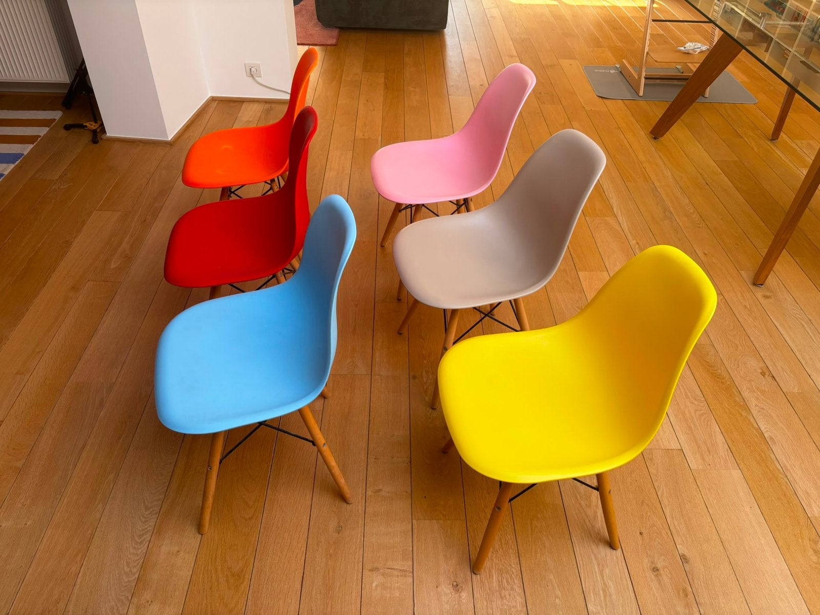 Lot de 9 chaises style Eames – multicolores – pieds en bois, Huis en Inrichting, Stoelen, Ophalen, Blauw, Zo goed als nieuw, Eén