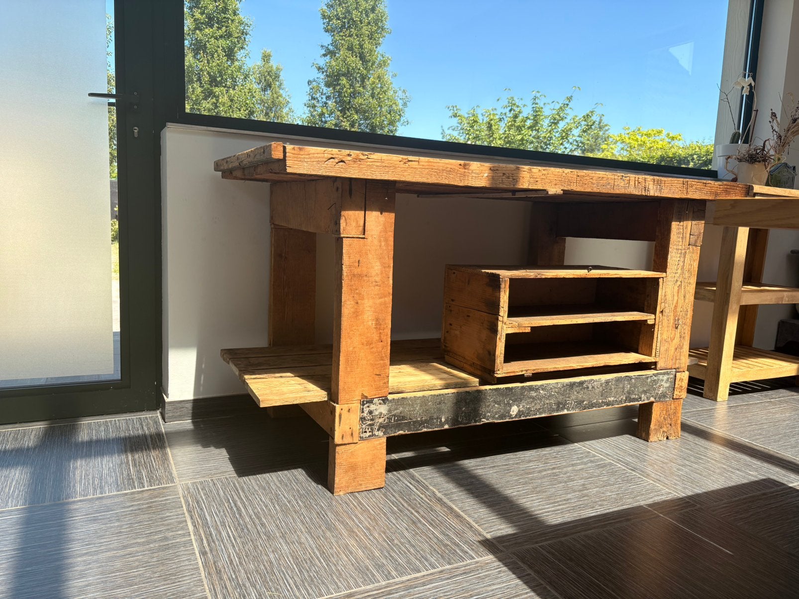 Robuuste industriële / landelijke houten tafel, Huis en Inrichting, Ophalen, Zo goed als nieuw