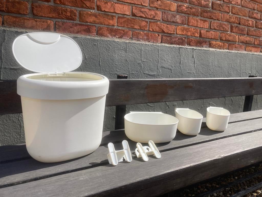Vuilbakje en bakjes om aan verzorgingstafel te hangen, Ophalen, Zo goed als nieuw