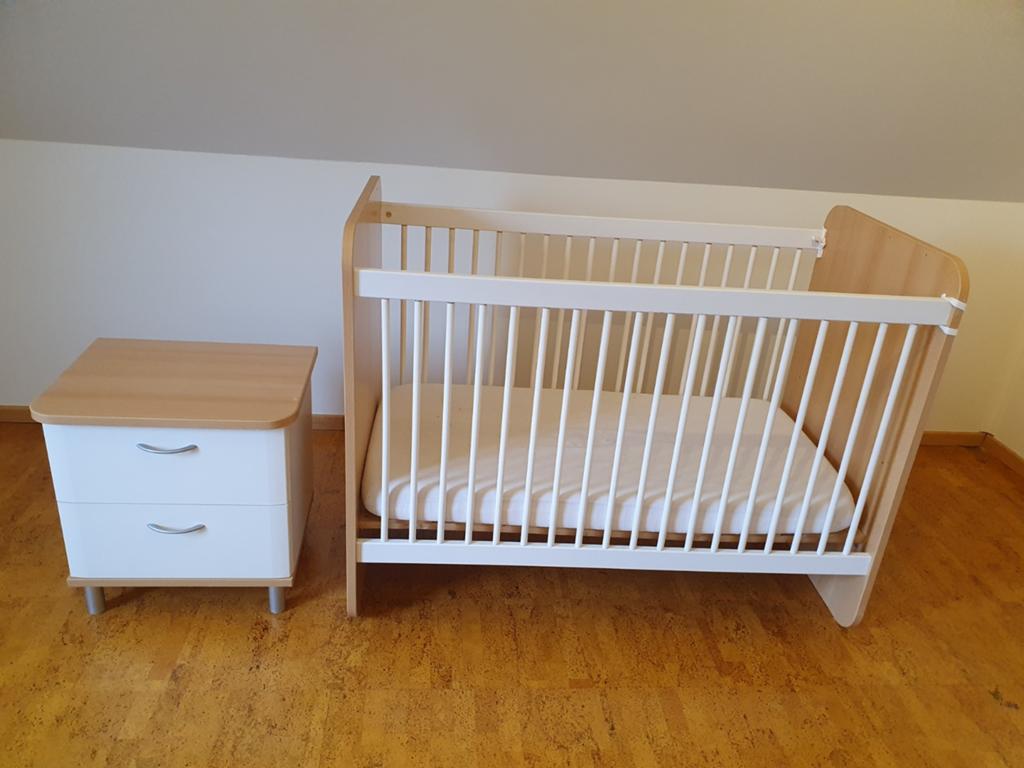 Baby bed, Meegroei bed en nachtkast, Kinderen en Baby's, Ophalen