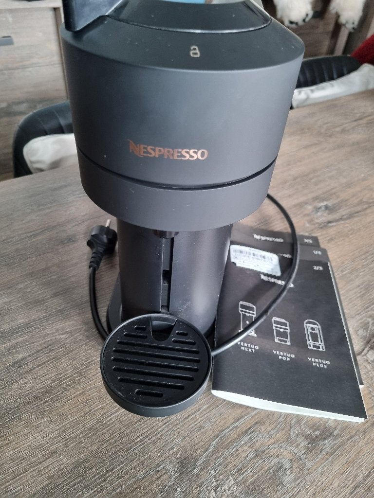 Machine Nespresso, Réservoir d'eau amovible, Dosettes et capsules de café, Comme neuf, 4 à 10 tasses