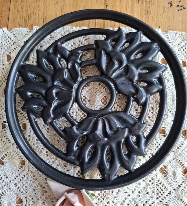 Vintage Franse zwart gietijzeren onderzetter, lotus bloemen, Ophalen of Verzenden