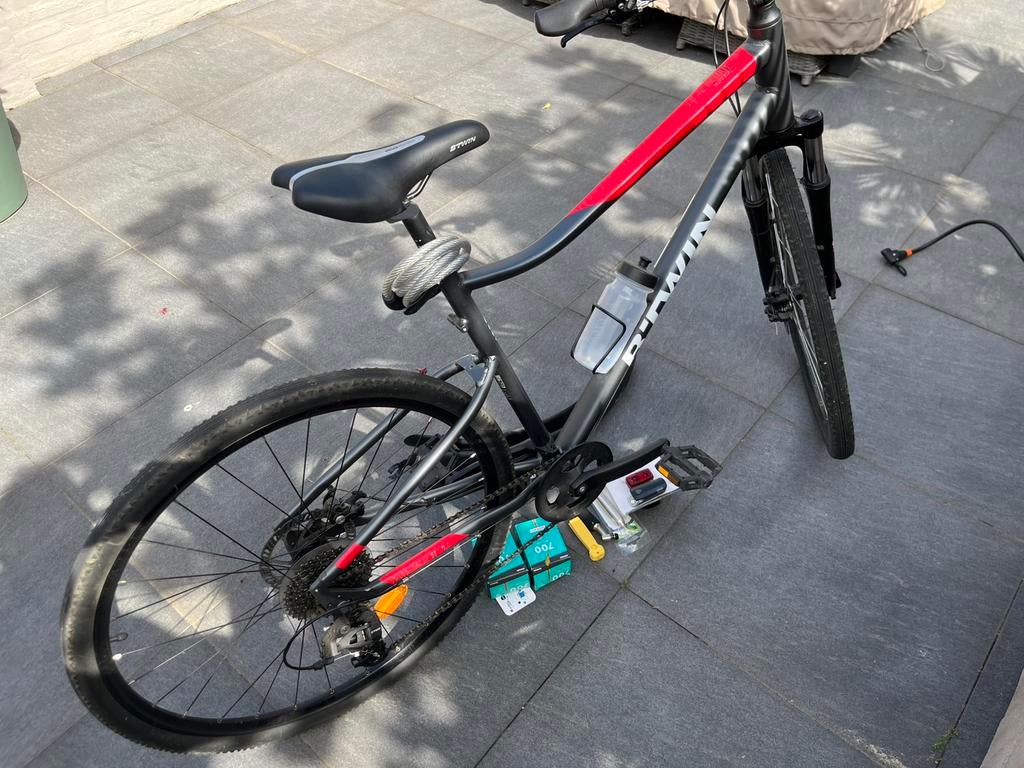 Nieuwstaat /sportieve B-twin 500 fiets + accesoires, Vélos & Vélomoteurs, Vélos | Hommes | Vélos de sport & Vélo de randonnée