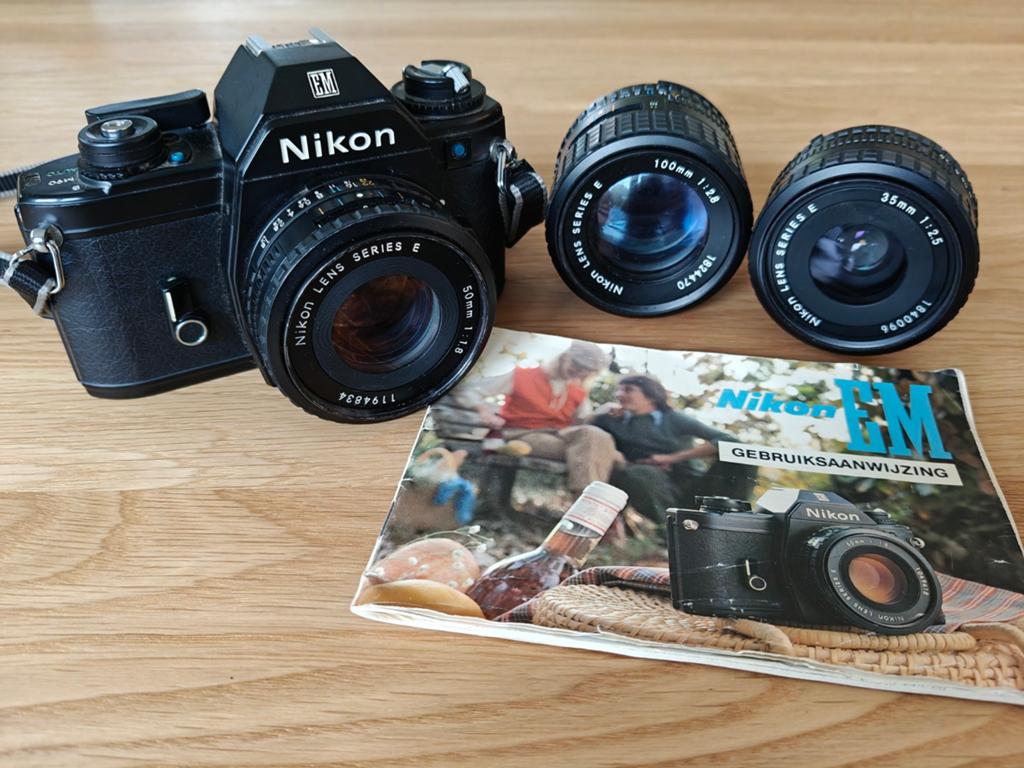Nikon EM analoge camera + 3 Nikon lenzen, Audio, Tv en Foto, Ophalen, Nikon