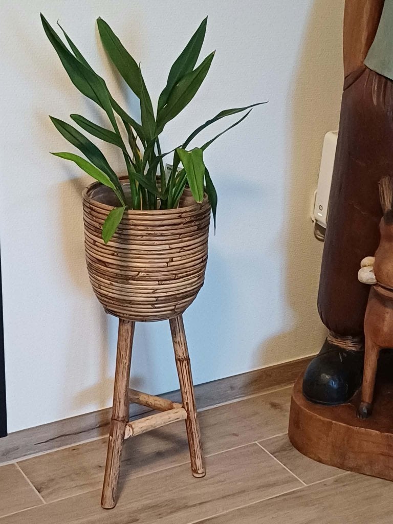 Bamboo/Rotan bloempotstaander op poten Nieuwstaat, Ophalen, Zo goed als nieuw, Overige materialen, 40 tot 70 cm