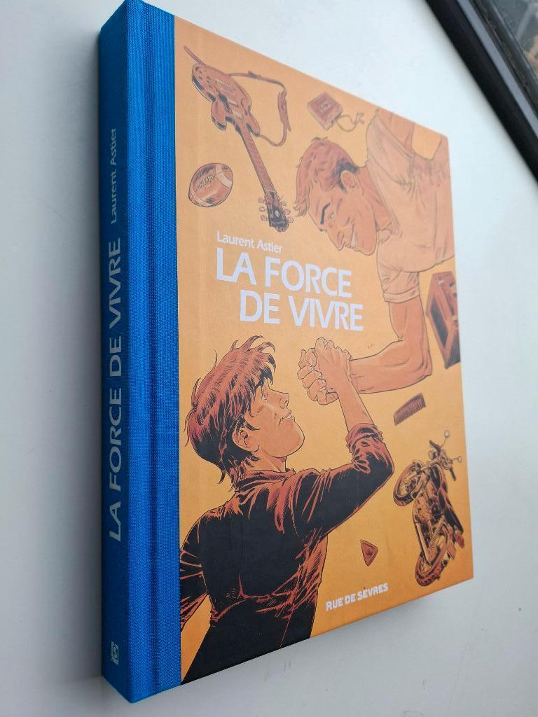 LA FORCE DE VIVRE ASTIER ONE SHOOT DOS TOILE EO 2025, Boeken, Stripverhalen, Zo goed als nieuw, Eén stripboek, Ophalen of Verzenden