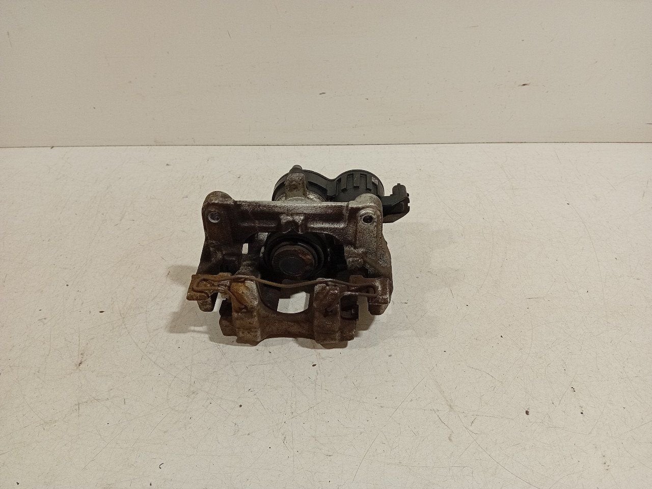 Remklauw links achter Ford Focus, Onderdelen@venauto.nl, Van der Ven Autorecycling B.V., Gebruikt, Ettenseweg 76, 4706 PB Roosendaal, The Netherlands