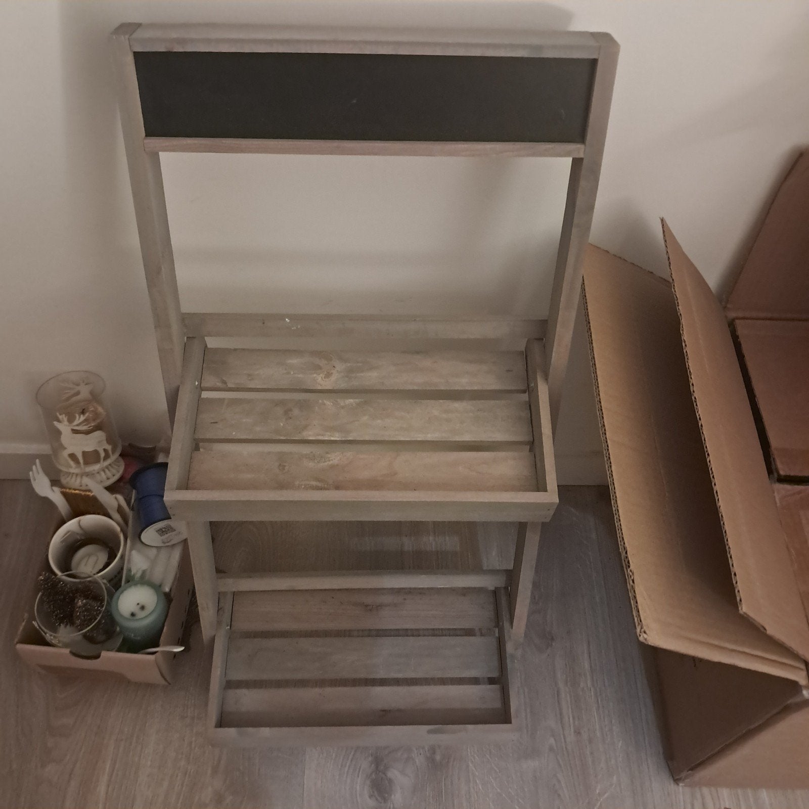Petit meuble en bois clair