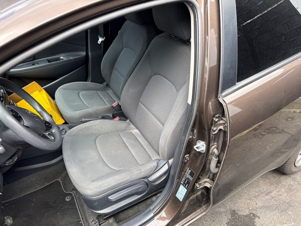 STOEL LINKS VOOR Kia Rio III (UB) (01-2011/12-2017), Auto-onderdelen, Info@kia.de, Theodor-Heuss-Allee 11
60486  Frankfurt am Main, DE