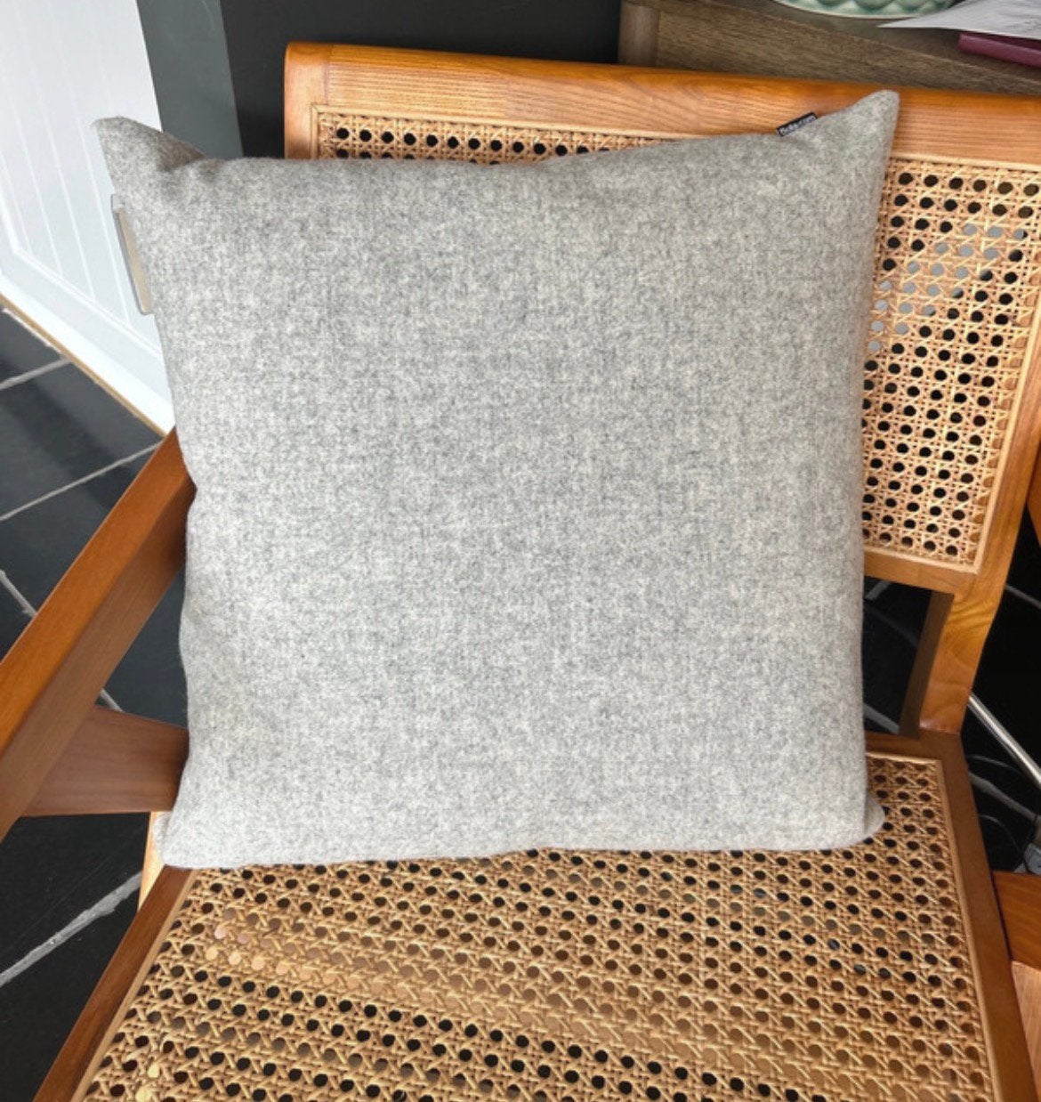 NIEUW Bolia grijs kussen 50x50cm, Ophalen, Nieuw, Grijs