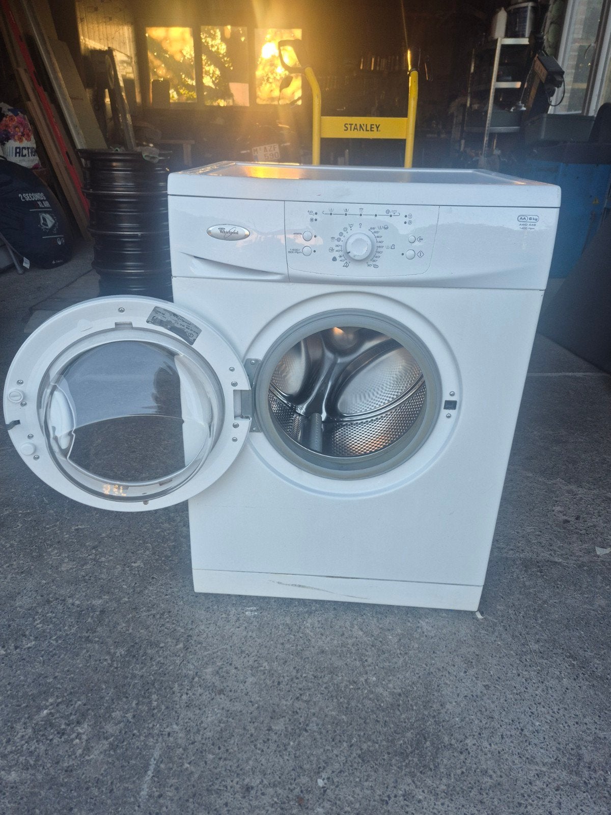 Machine a laver Whirlpool AWO446, 1200 à 1600 tours, 85 à 90 cm, 4 à 6 kg, Chargeur frontal