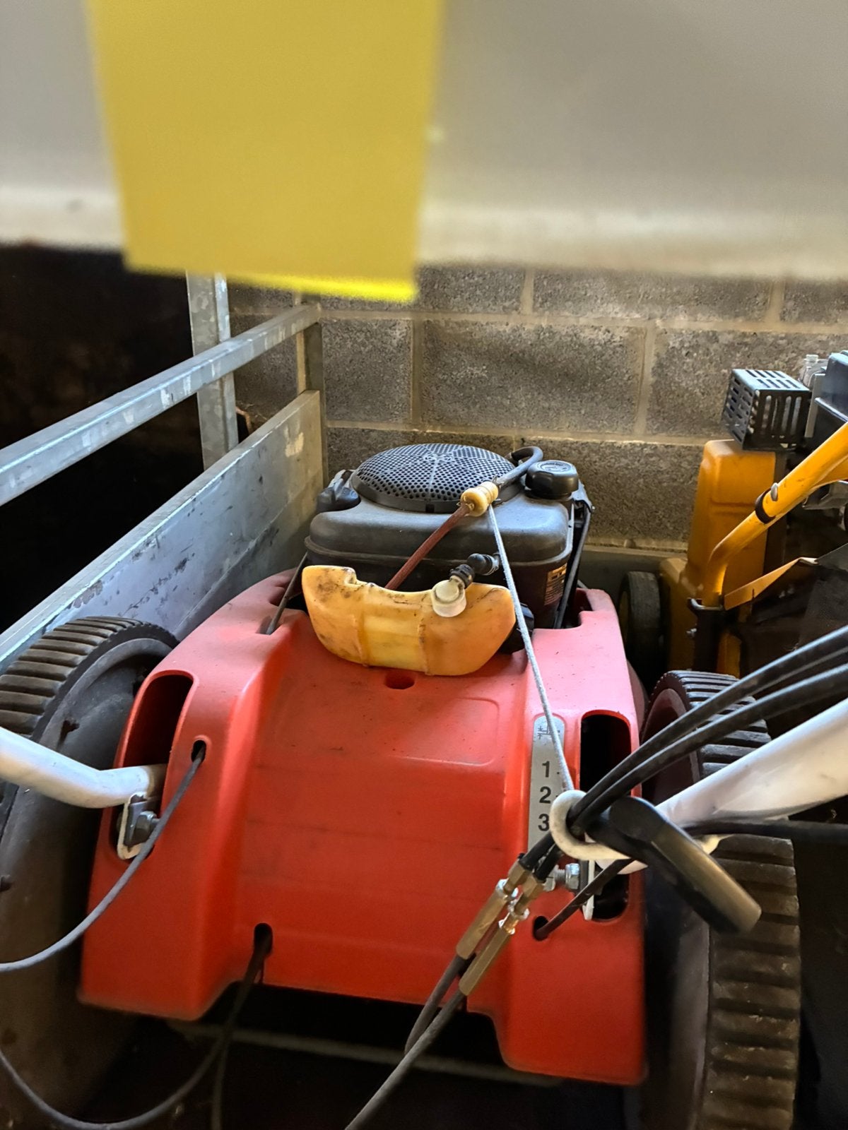 Débroussailleuse trois roues