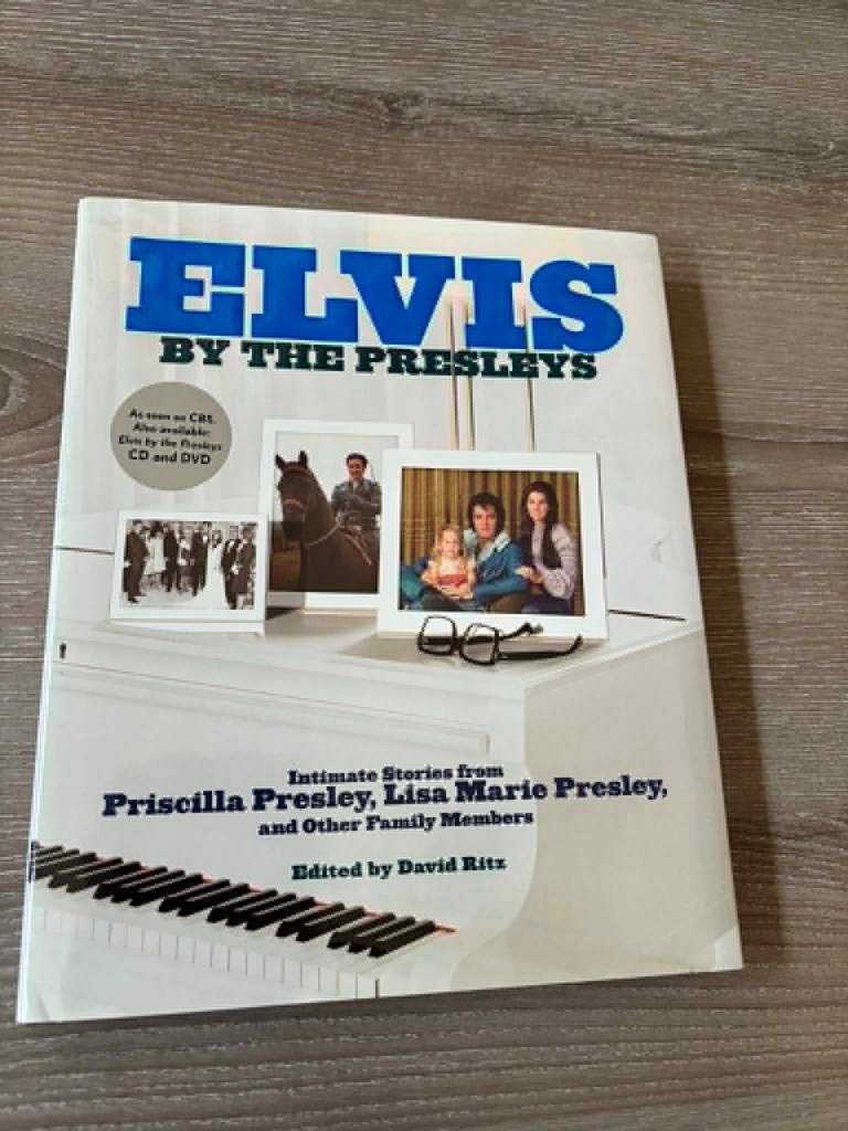 Elvis boek, By the presley's. Mag weg voor slechts 10 euro., Ophalen of Verzenden, Gelezen, Artiest