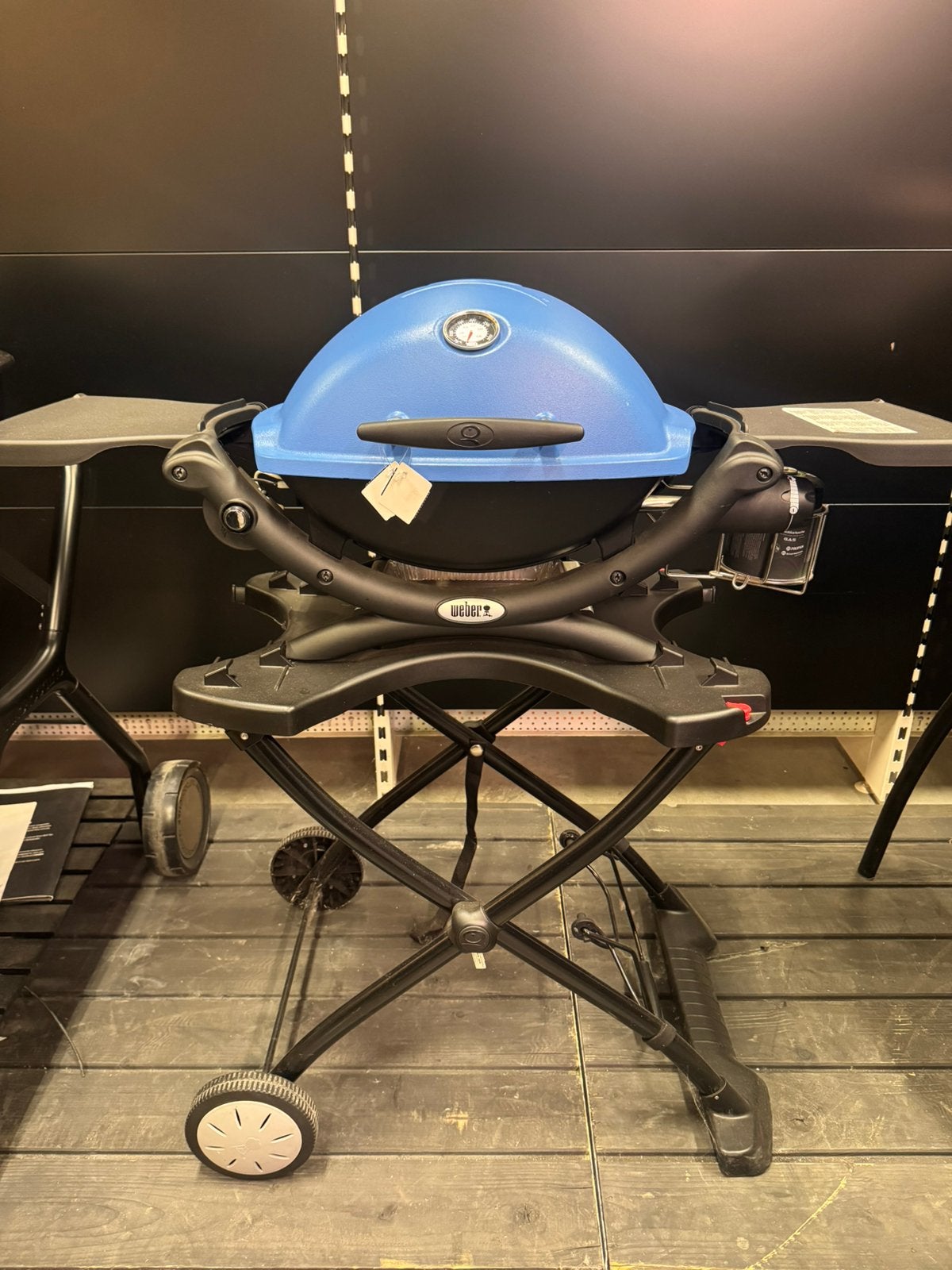 Weber Q1200 nieuw met gratis onderstel, Tuin en Terras, Gasbarbecues, Ophalen, Zo goed als nieuw