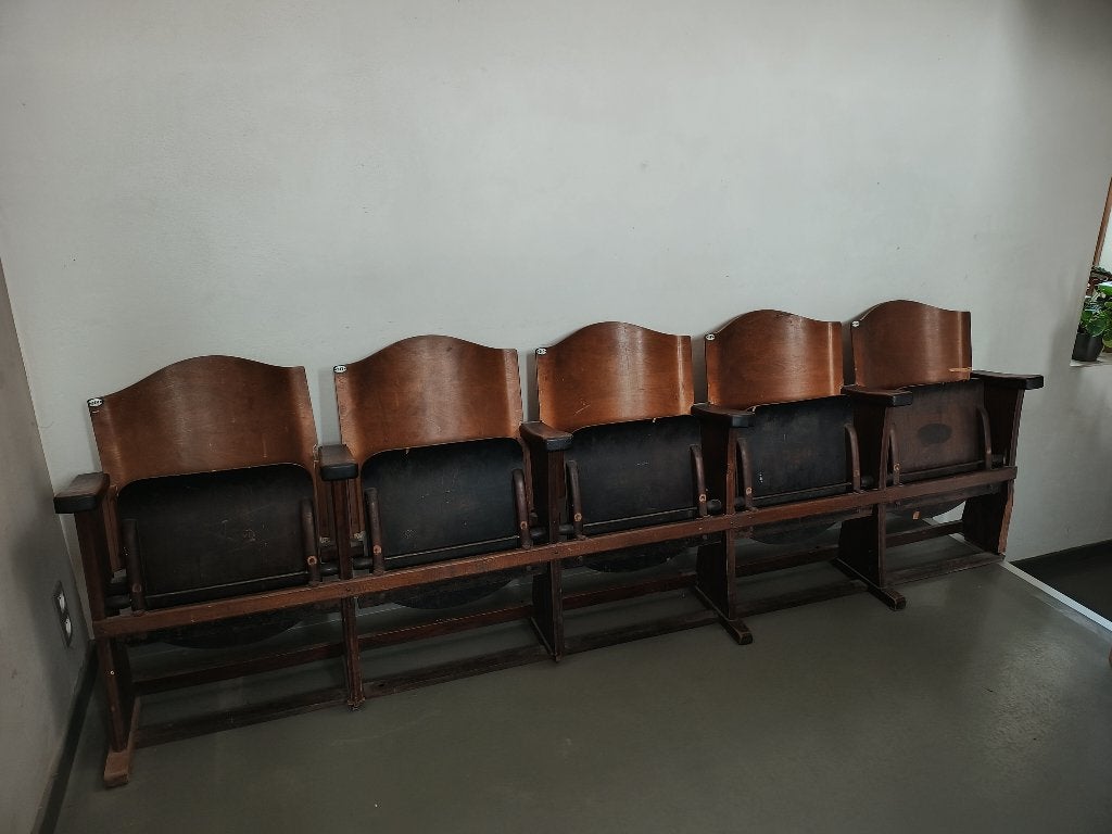 Echte vintage houten cinemastoelen, Huis en Inrichting, Stoelen, Ophalen, Bruin, Hout, Vijf, Zes of meer stoelen