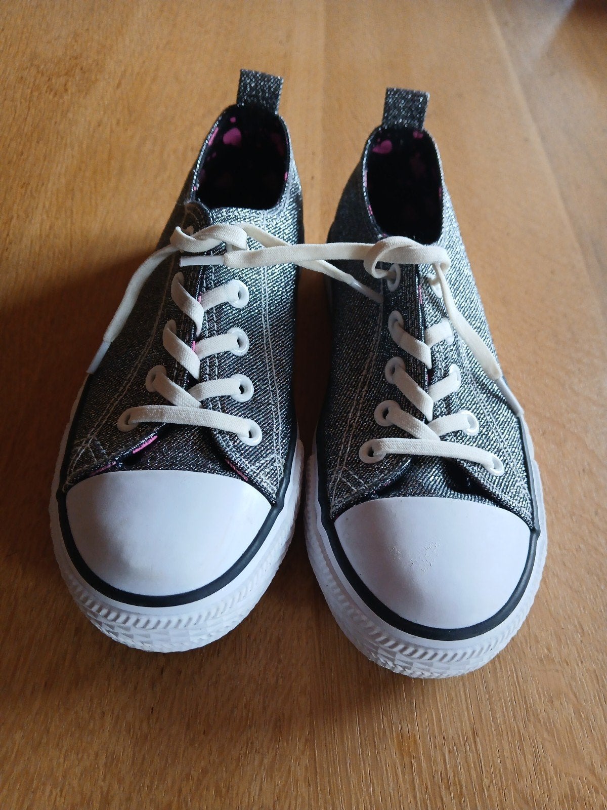 Zilvergrijze sneakers voor meisjes van Lovely Skull maat 32, Kinderen en Baby's, Kinderkleding | Schoenen en Sokken, Meisje, Sportschoenen