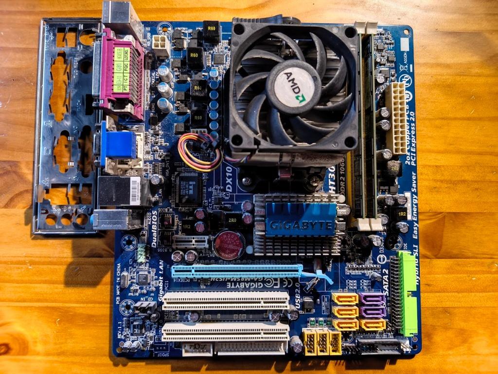 Gigabyte M85M-US2H avec AMD Athlon X2 4850e et 2 Go DDR2, Socket AM2+, Enlèvement ou Envoi, Utilisé, AMD