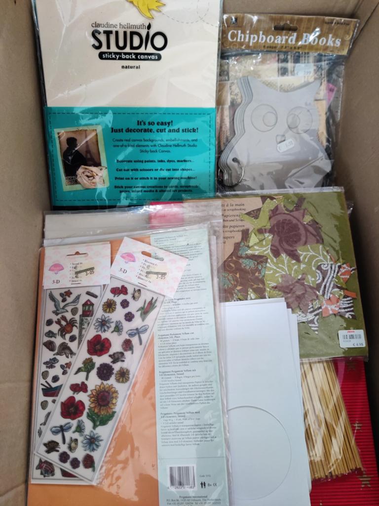 Boite remplie de materiel scrapbooking, tout neuf, Hobby & Loisirs créatifs, Enlèvement ou Envoi