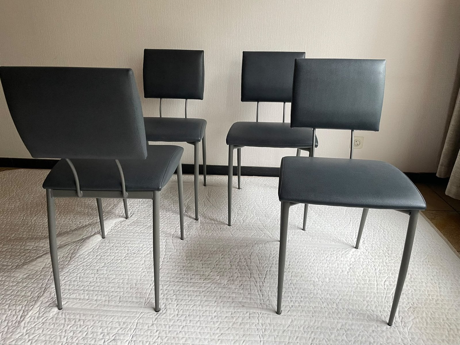 4 grijze eetkamersstoelen, Ophalen, Zo goed als nieuw