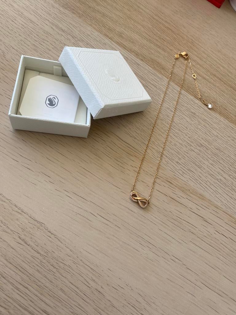 Collier Infini Swarovski, Enlèvement, Utilisé