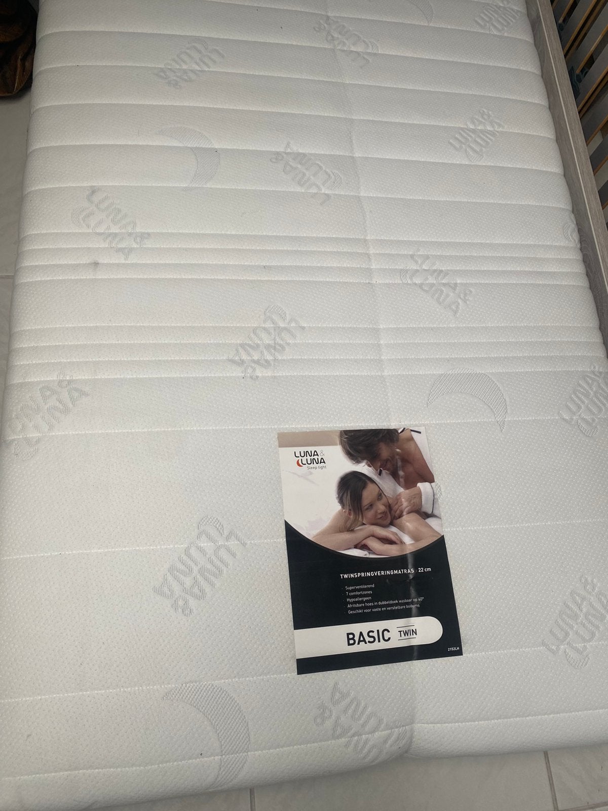 Lit pour 1 personne, couleur gris clair, Neuf, 90 cm, Matelas, Une personne