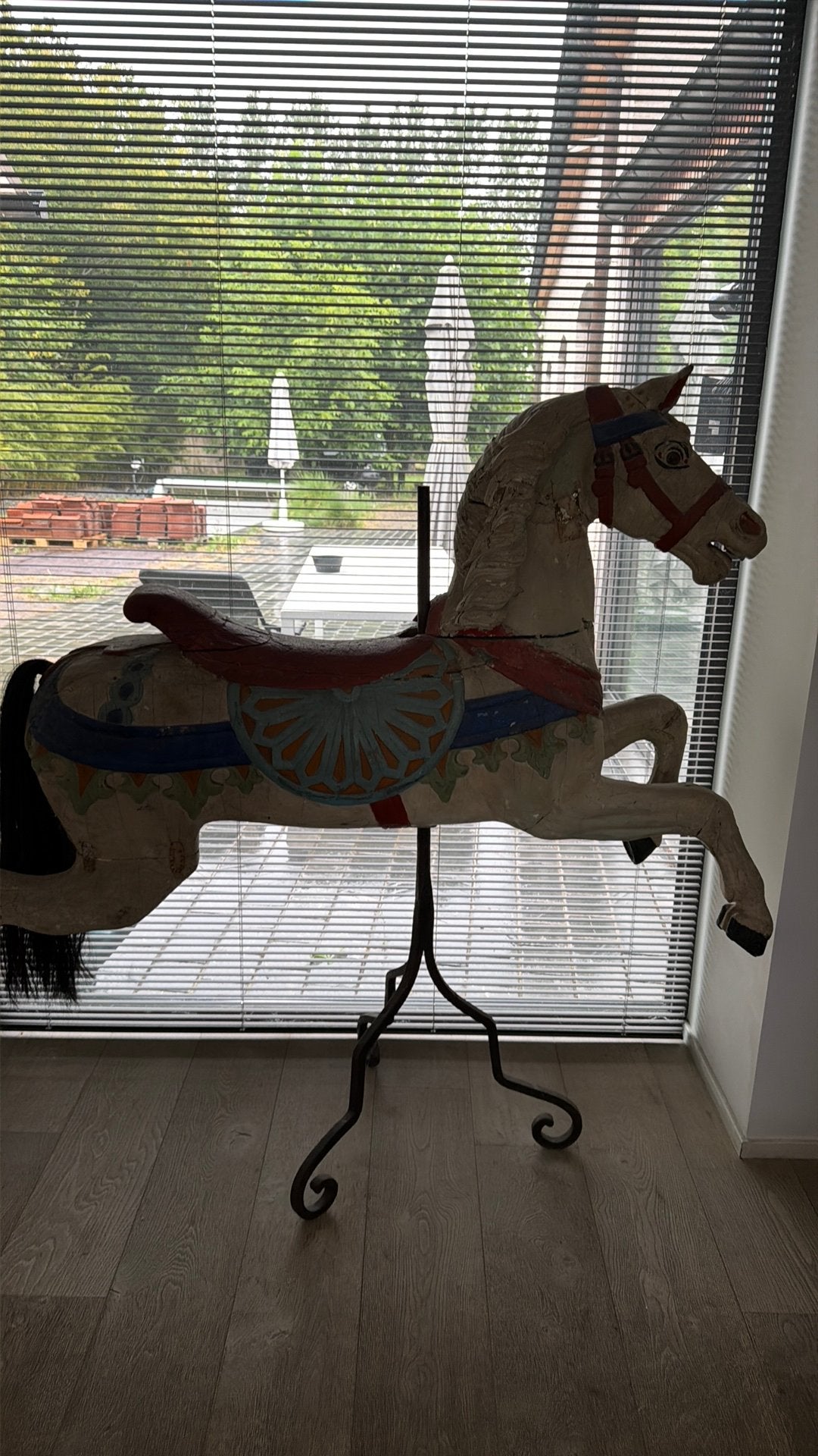 Antiek carousel paard, Ophalen