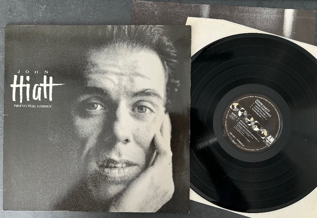 JOHN HIATT - Bring the family ( LP; NMINT ), Cd's en Dvd's, LP, Verzenden, Zo goed als nieuw, Classic Rock