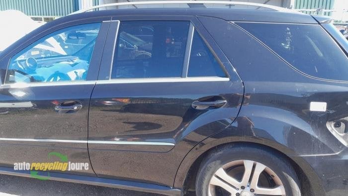 Portière 4portes arrière gauche d'un Mercedes ML-Klasse (1, -, 3 mois de garantie, Utilisé, Porte
