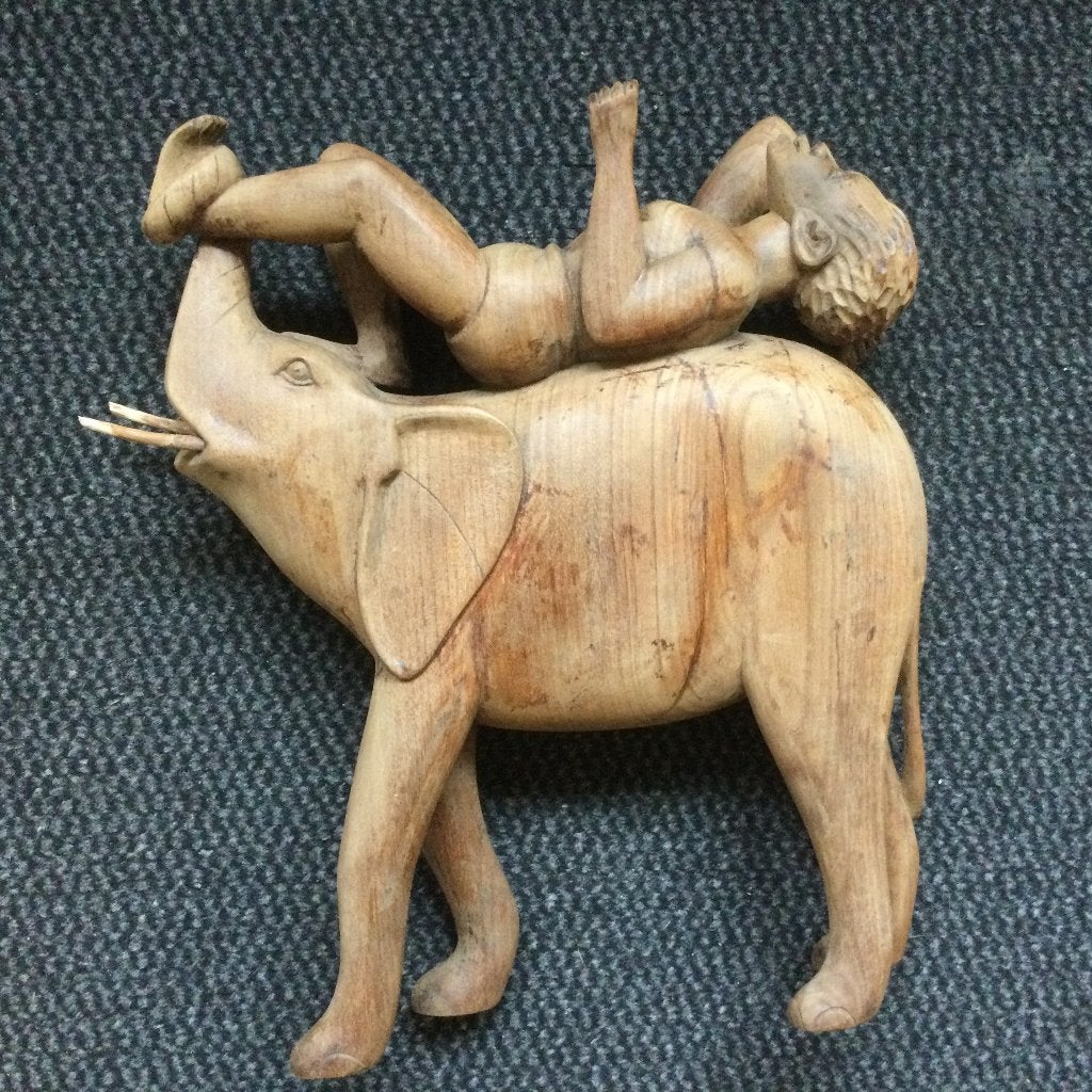 Vintage houten olifant,man in gevecht met olifant +- 1930, Antiquités & Art, Art | Sculptures & Bois, Bois, Enlèvement ou Envoi