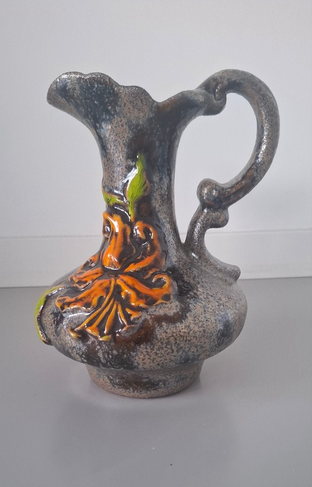 Walter Gerhards Krugvase 25 cm – Reliëf & Fat Lava Accent, Antiek en Kunst, Ophalen of Verzenden