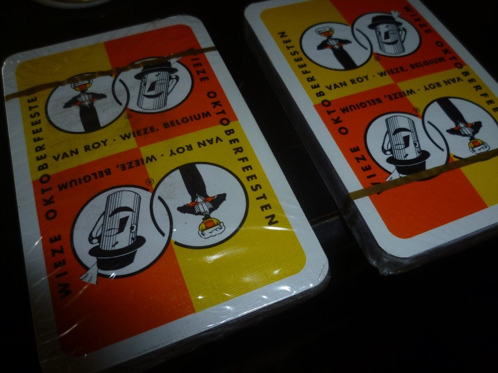 NOG NIEUWE  2 SETS SPEELKAARTEN  VAN ROY WIEZE, Antiek en Kunst, Ophalen