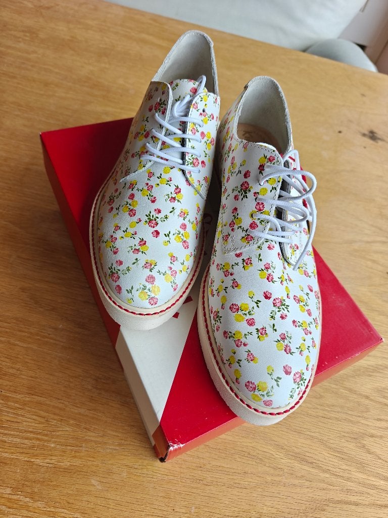chaussure basse Kickers - fleurs - cuir - neuve, Neuf, Enlèvement ou Envoi, Kickers, Autres types