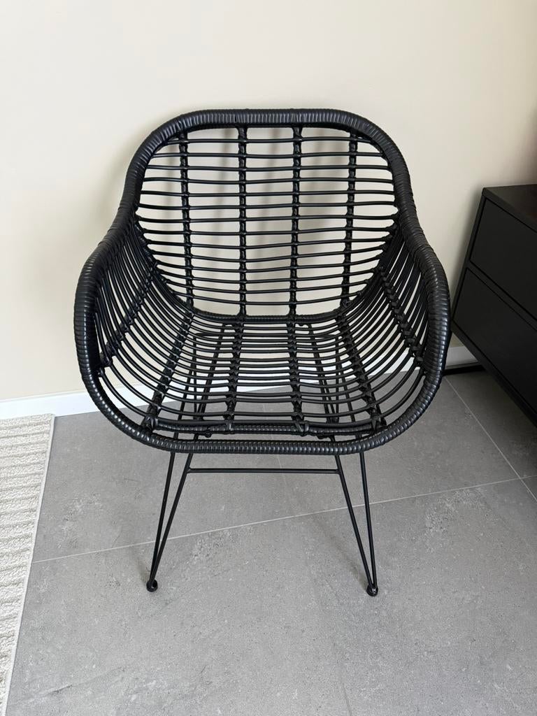 Zwarte rotan stoel met metalen poten, Huis en Inrichting, Stoelen, Ophalen, Zwart, Zo goed als nieuw, Metaal