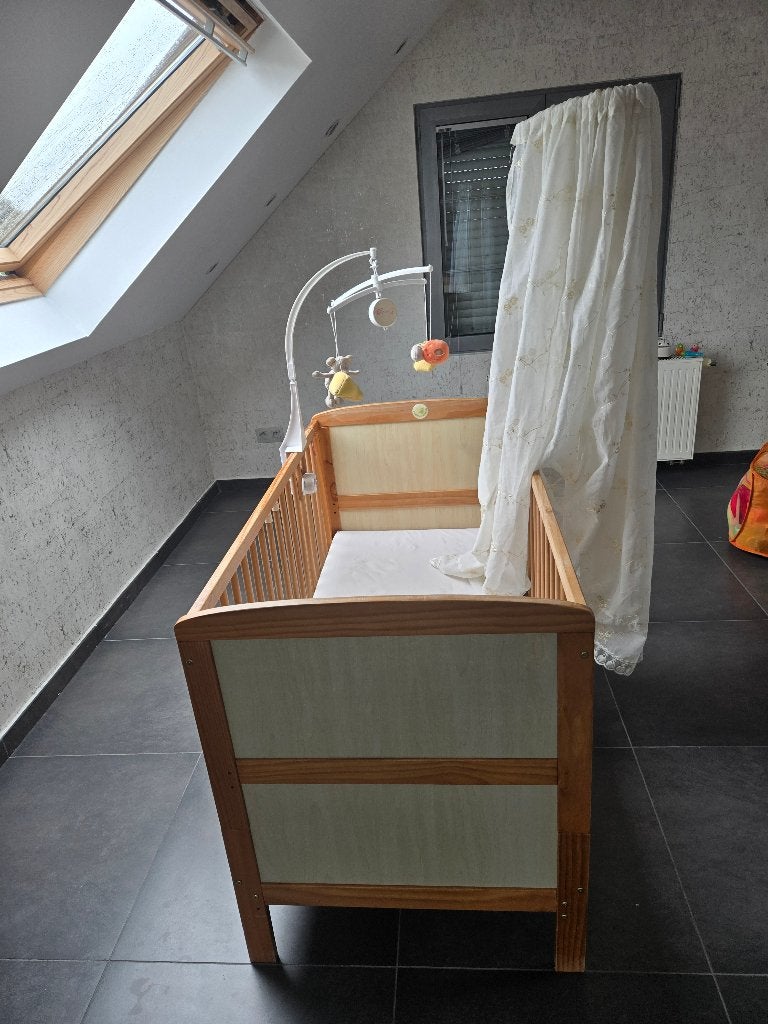 lit bébé avec matelas +accessoires, Enfants & Bébés, Enlèvement, Utilisé, Lit