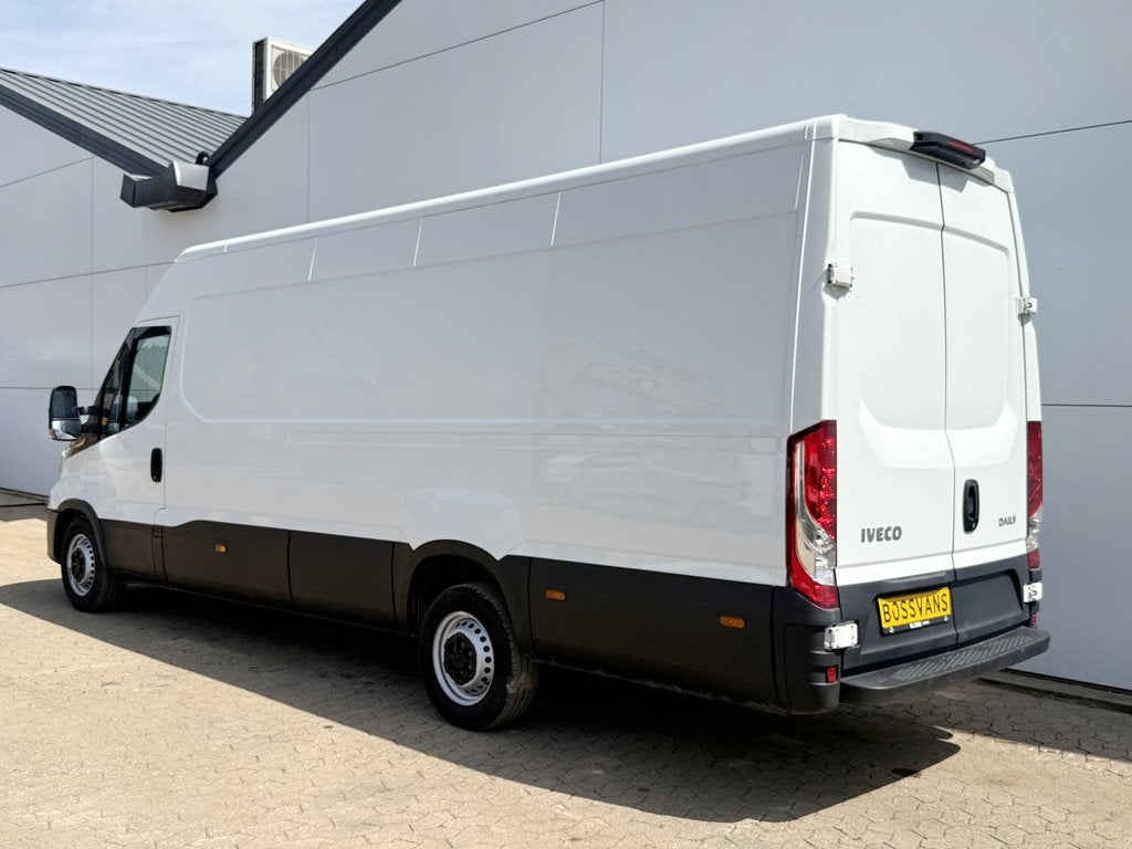 Iveco Daily 35S18 3.0 Automaat L4H2 LED Climate Control Crui, Auto's, Bestelwagens en Lichte vracht, Automaat, Zwart, 4 cilinders